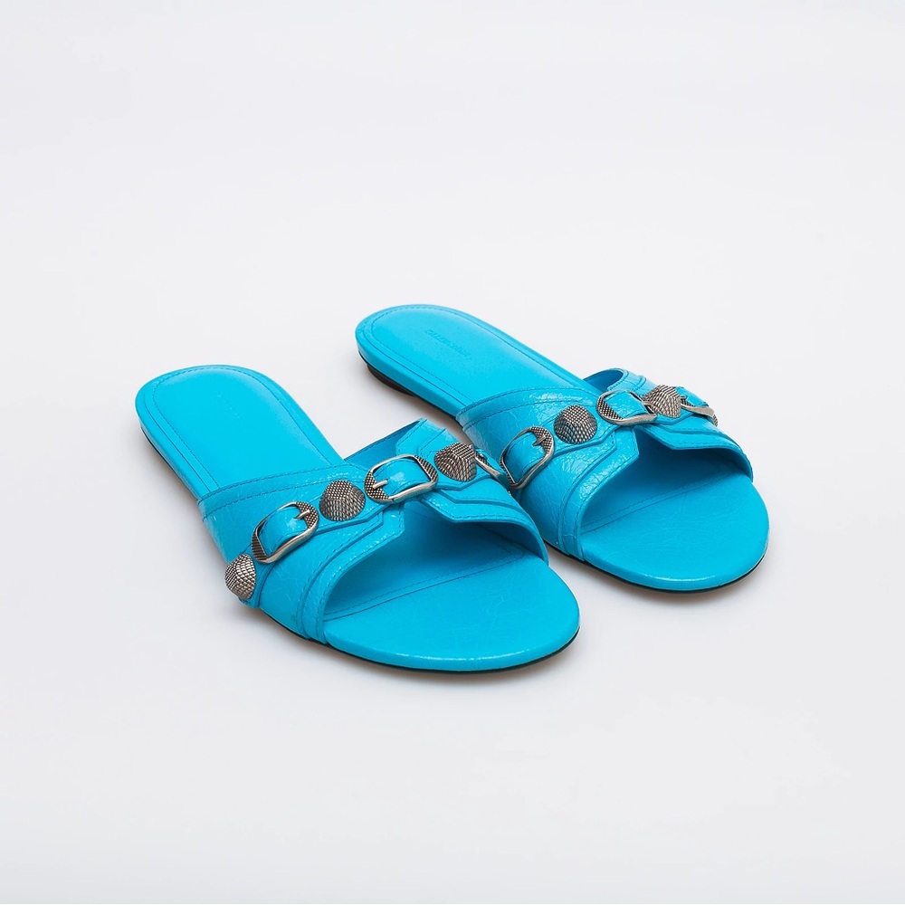 BALENCIAGA
Cagole Flat Blue Sandals